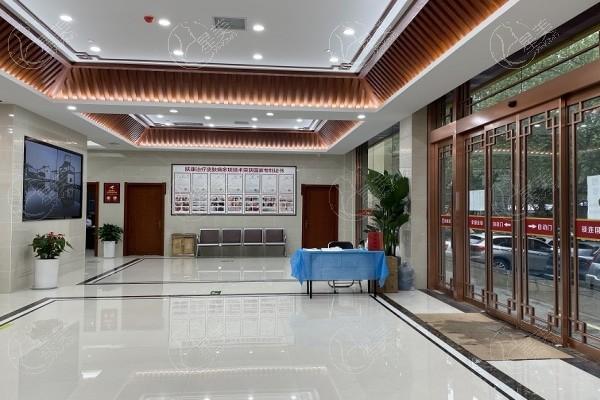 郑州肤康皮肤病医院怎么样？ 用简介及评价来说是正规的整形机构收费不贵 