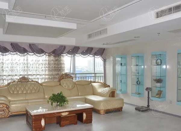 成都现代整形医院腹壁成形怎么样？四级资质很靠谱李献和医生技术好腹壁塑形超紧致