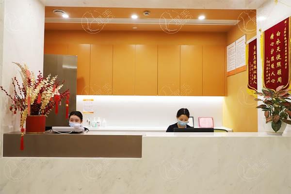  重庆眼袋手术哪家不贵？红外光导祛眼袋选光博士整形价格不贵技术好