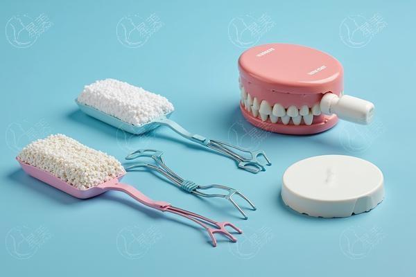 分享济南牙科的医院假牙义齿价格一览表 其中松风活动假牙2000元+|塑钢牙100元+|隐形假牙400元+