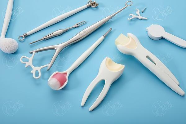 公开成都牙科的医院牙齿美白收费标准 其中3D锆齿美白100元+|冷光美白2000元+|洗牙300元+