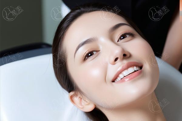 速览深圳牙科的医院假牙义齿收费标准一览 活动假牙/松风活动假牙/拜耳牙/维他灵支架费用不贵