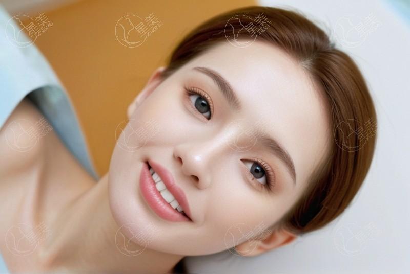 睫毛总夹成 “直角”？自然卷翘夹睫毛手法​
