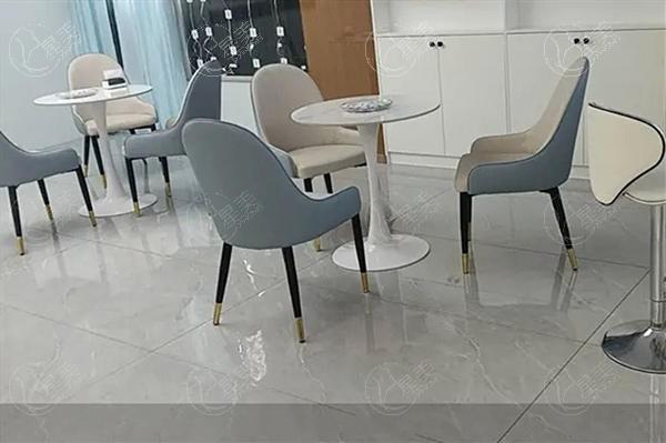 楚雄乐莎莎口腔门诊部正畸收费标准？了解到拔牙 / 根管治疗 / 烤瓷牙价格合理