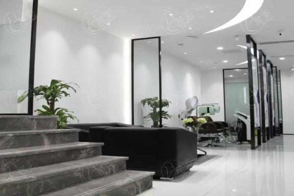 成都恒博植发医院植发是正规操作吗？手术室符合标准/毛囊存活率有数据/术后护理指导详细  